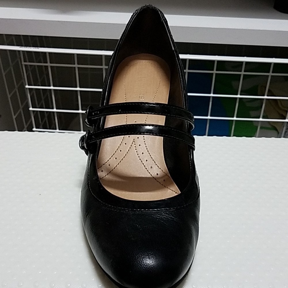 Shoes - Picture 2 of 7